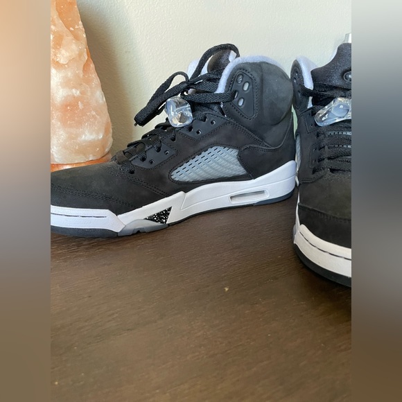 Selling my jordan 5 Oreosbrand new only worn 2 times size 9
